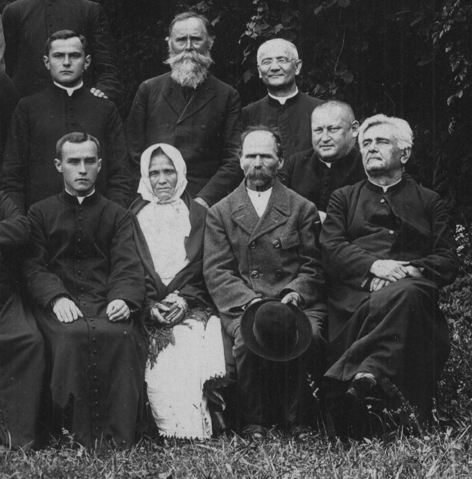 Prymicje Ks. Ignacego Dziedziaka – 1 lipca1928 – pierwszy od lewej siedzi Ks. Prymicjant za nim stoi jego brat Ks. Bernardyn Dziedziak, w środku siedzą: Wiktoria i Wawrzyniec Dziedziakowie Rodzice Księży Bernardyna i Ignacego.